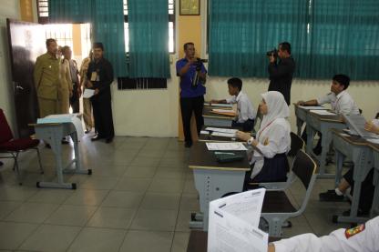 Wagubsu Melakukan Peninjauan Ujian Nasional (UN) Tingkat SMP di Yayasan Harapan Medan